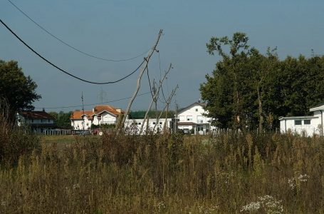 20 vite me të njëjtin problem, shtylla elektrike prej druri e tejet të dëmtuara në fshatin Ujz