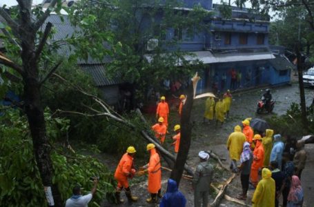 Cikloni Dana godet Indinë ndërsa qindra mijëra qytetarë të saj evakuohen