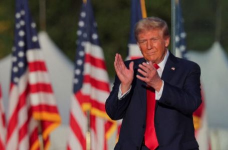 Trump rikthehet me tubim në vendin ku i shpëtoi atentatit