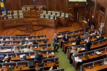 Seanca e Kuvendit nis me një orë vonesë, debat për kuorumin mes mazhorancës dhe opozitës