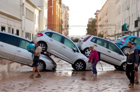 “Si një cunam”, spanjollët rrëfejnë tmerrin e përmbytjeve vdekjeprurëse