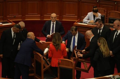 Tensione brenda dhe jashtë sallës së Parlamentit të Shqipërisë