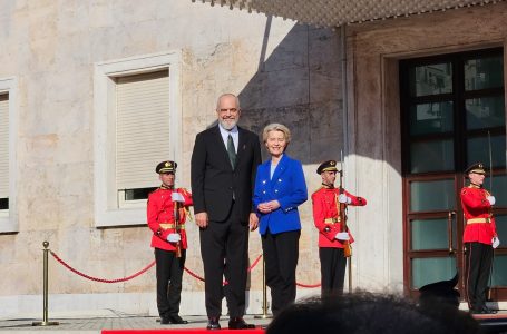 Von der Leyen mbërrin në Tiranë, pritet nga Rama
