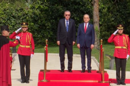 Erdogan nis vizitën në Tiranë, pritet me ceremoni zyrtare në Presidencë nga Begaj