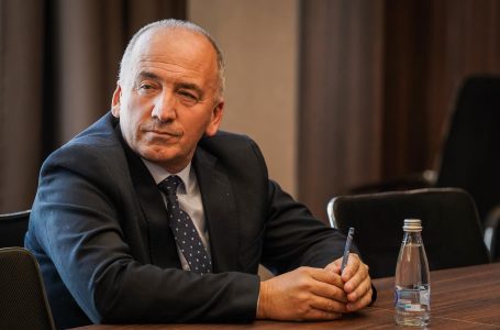 Një muaj paraburgim ndaj dy të dyshuarve për sulmin ndaj Gazmend Muhaxherit
