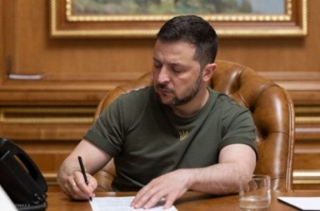 ​Zelensky nënshkruan ligjin që lejon shtetasit e huaj të jenë oficerë në ushtrinë e Ukrainë