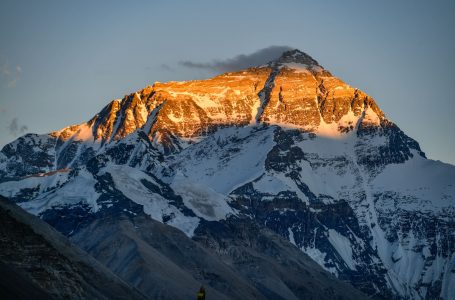 Studimi: Everesti dhe majat përreth në rritje të vazhdueshme