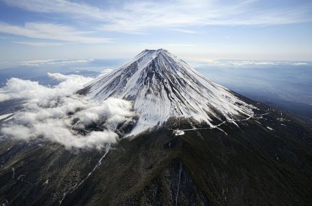 Reshjet e borës vonojnë në malin Fuji, duke vendosur rekord historik prej 130 vitesh