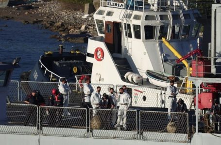 Zëri i Amerikës raporton rrugëtimin e emigrantëve të jashtëligjshëm nga Italia drejt Shqipërisë