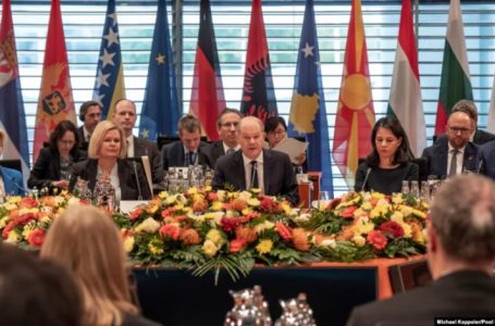 Scholz në samitin e Berlinit: Duhet dinamikë e re në normalizimin e marrëdhënieve Kosovë-Serbi