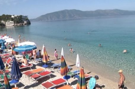 Tetori me diell i mban turistët ende në Vlorë