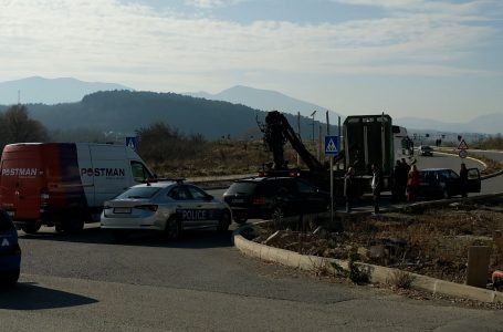 Një aksident trafiku ndodhi në kryqëzimin e rrugëve “Bujar Roka” dhe “Ymer Pula”