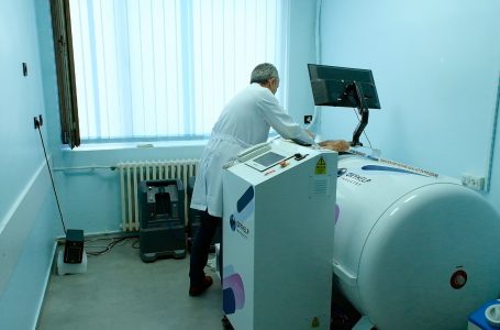 Dhoma hiperbarike në QKMP-në Gjakovë, shumë efikase për pacientët