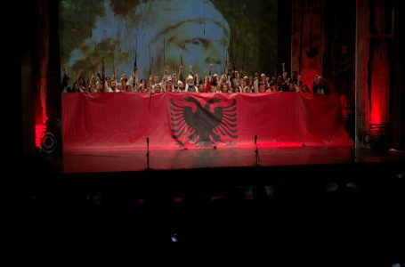 “Ditët e Nëntorit” mbrëmë sollën operën “Goca e Kaçanikut” në Gjakovë