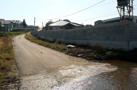 Banorët e fshatit Ujz në hall me kanalizimet