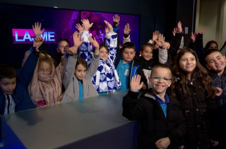 Nxënësit e shkollës “Mustafa Bakija” vizituan TV Syrin, Top Radion dhe Kinon ‘Hyrije Hana”