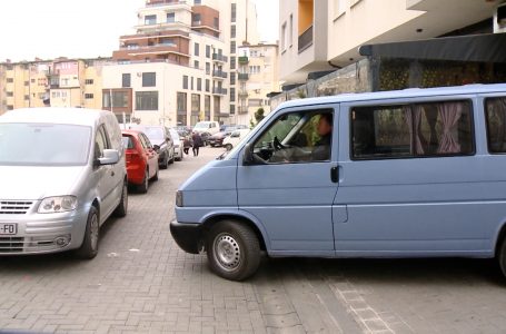 Banorët e rrugës “Fahri Hoxha” thonë se mezi qarkullojnë nëpër lagje