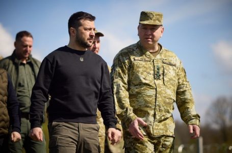 Zelensky në front të luftës: Po i mbajmë pozicionet tona