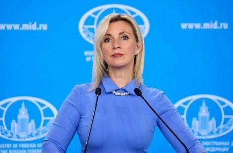 Zëdhënëses së ministrisë së Jashtme ruse i cingëron telefoni në konferencë