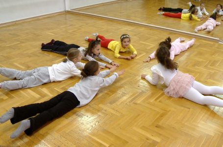 Klasa e baletit në shkollën “Prenk Jakova”, asnjë djalë i interesuar
