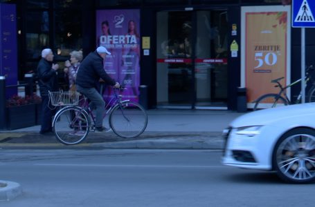 Ngasja e biçikletave në trotuare pengon këmbësorët
