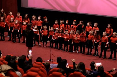 Kori “Lyra” performon në tre vjetorin e Kino “Hyrije Hana”