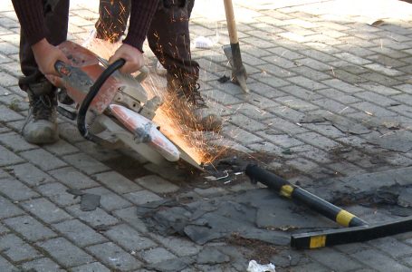 Inspektorët komunal largojnë pengesat në një parking publik