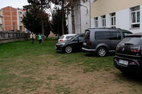 Makina të parkuara në hapësirat e gjelbra të shkollës “Mustafa Bakija”
