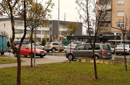 Në rrugën “Skënderbeu” banorët e banesave thonë se s’mund të ecin në trotuar