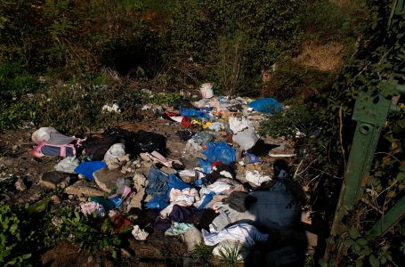 Një pjesë e brigjeve të lumit Trakaniq vazhdimisht pastrohet, e përsëri mbushet me mbeturina