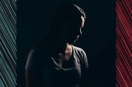 Shtatë familje franceze padisin TikTok për përmbajtje të dëmshme që dyshohet se çuan në vetëvrasje