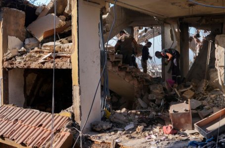 Ekipet e shpëtimit nxjerrin 30 trupa nga ndërtesa e banimit ndërsa Izraeli dhe Hezbollahu shkëmbejnë zjarr