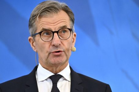 Suedia ul normën bazë të interesit për të nxitur ekonominë marramendëse