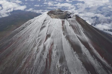 Mali Fuji merr mbulesën e tij të borës pas vonesës më të gjatë në 130 vjet