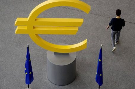 Euro bie në nivelin më të ulët të dy viteve kundrejt dollarit