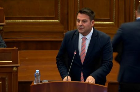 Armend ​Muja akuzon partitë tjera se janë pajtuar ta bllokojnë Kuvendin