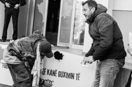 Artistët e Teatrit Kombëtar të Kosovës protestojnë para Ministrisë së Kulturës