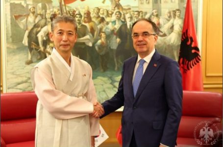Begaj pranon letrat kredenciale të ambasadorëve të Algjerisë, Perusë dhe Koresë