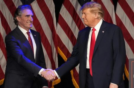 Trump zgjedh guvernatorin e Dakotës së Veriut si sekretar të Brendshëm
