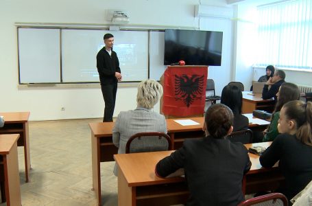 Klubi Letrar “Gjurmët e Penës” organizoi orë letrare