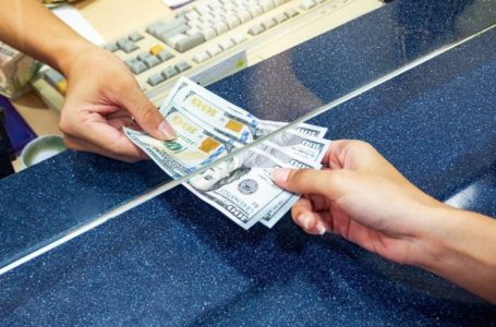 Dollari fiton terren ndaj lekut në tregun e këmbimit