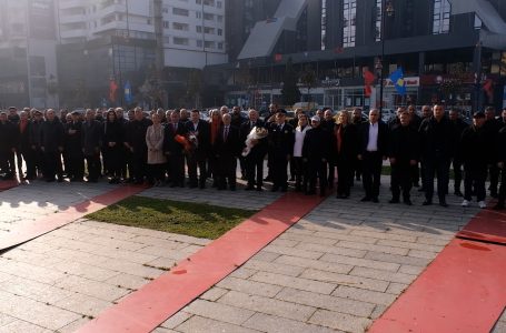 U mbajtën homazhe në nderim të Ditës së Flamurit