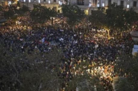 Mijëra njerëz dalin në rrugë në Valencia, protestë pas përmbytjeve tragjike