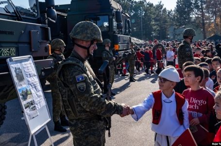 Kazermat e FSK-së mbushen me vizitorë për “Ditën e Forcës”