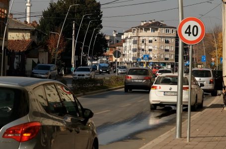 Në rrugën “Bardhyl Çaushi” veturat ndalohen në rrugë, pengojnë trafikun