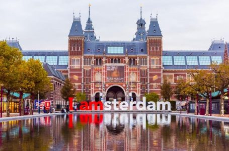Muzeu Rijksmuseum në Amsterdam, ndër më të vizituarit në botë
