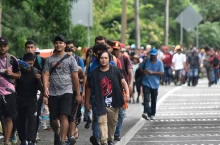 Karvani me rreth 1500 migrantë në Meksikë po lëviz drejt SHBA-së