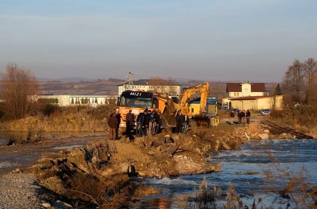 Banorët e Rogovës po e rindërtojnë urën alternative me vetiniciativë