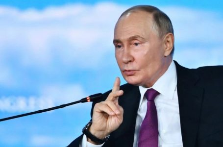 Kremlini për Bidenin: Po hedh “benzinë në zjarr”