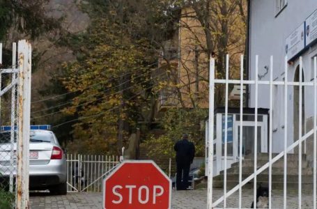​Sulmohet me granatë objekti i komunës në Zveçan